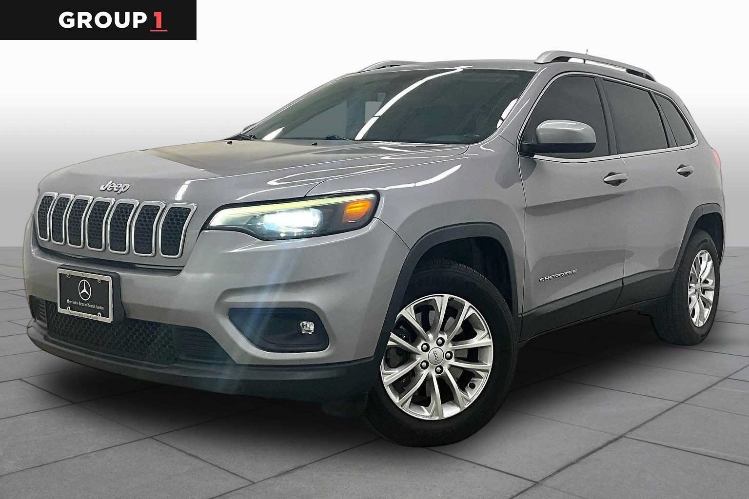 Used 2019 Jeep Cherokee Latitude w/ Cold Weather Group AWD/4WD image 1