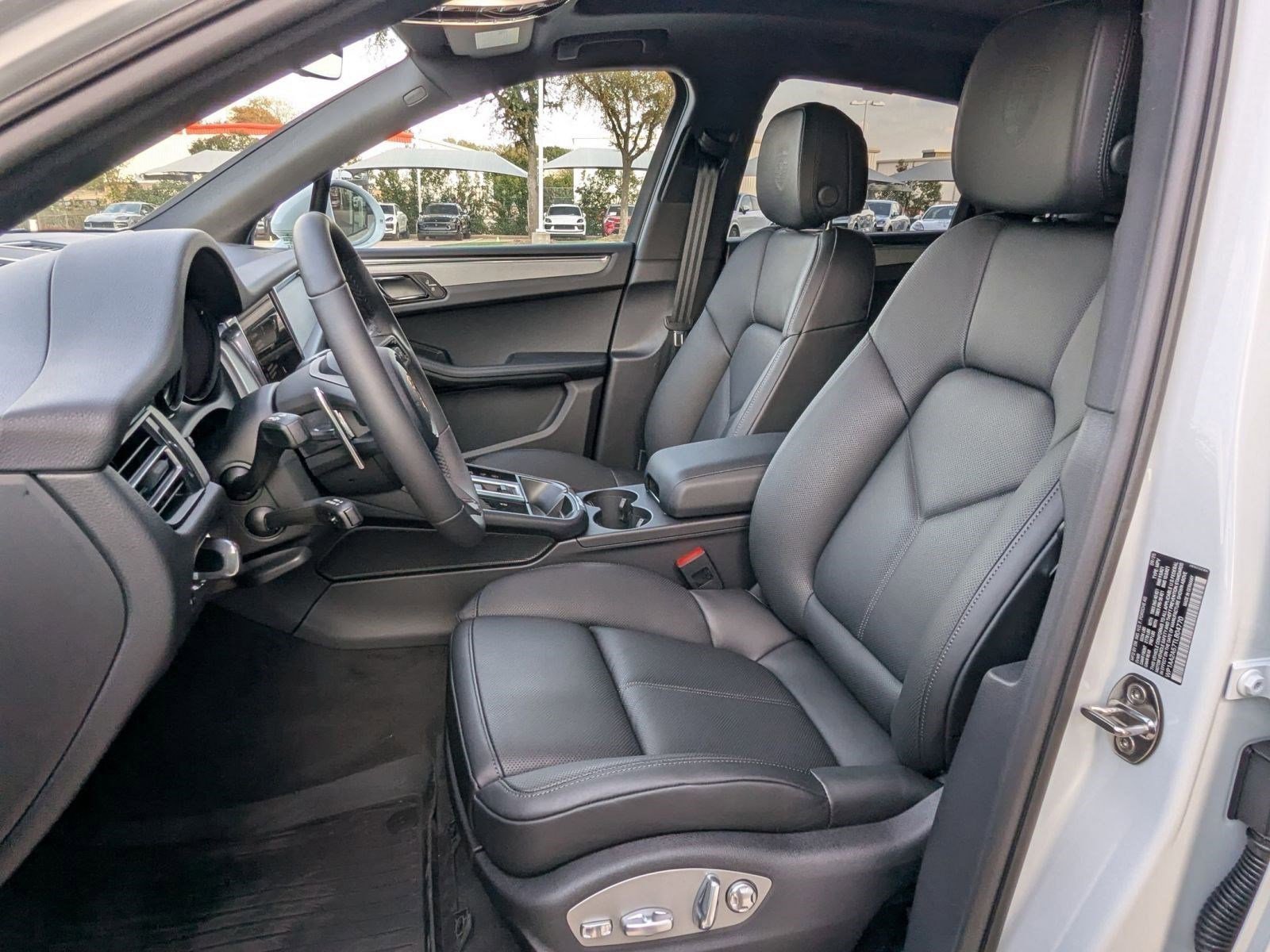 Certified 2026 Porsche Macan AWD/4WD image 5