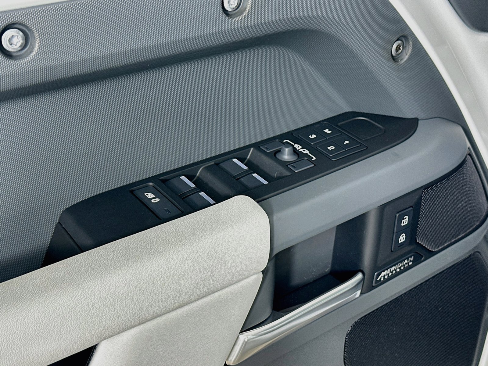 New 2026 Land Rover Defender 110 X-Dynamic SE AWD/4WD image 18