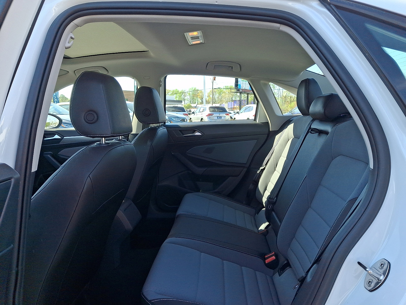 Certified 2025 Volkswagen Jetta SE w/ Sunroof Package FWD image 10