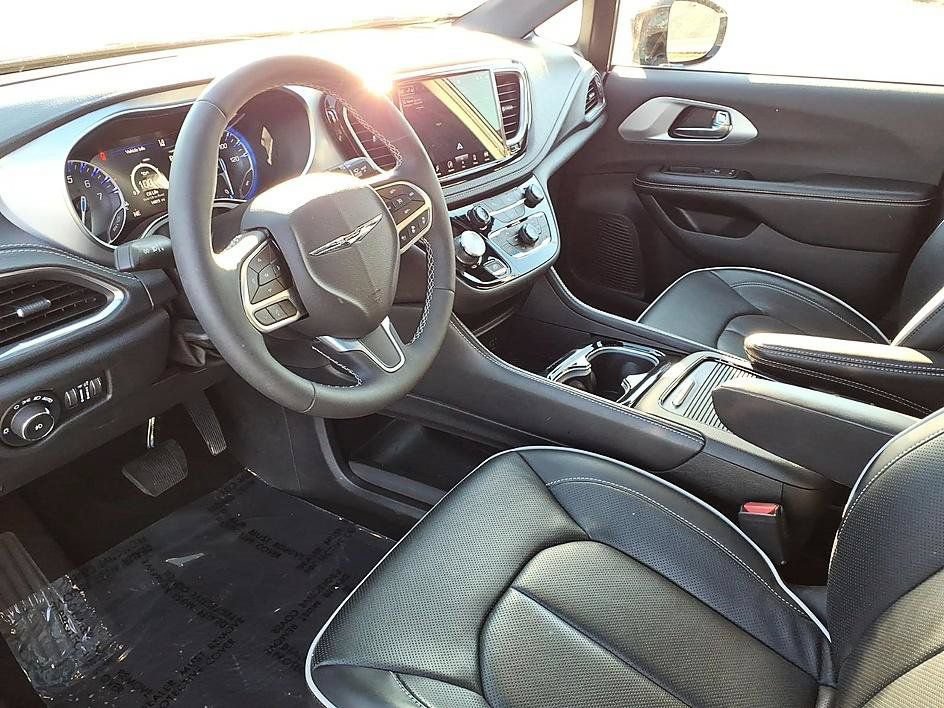 Used 2026 Chrysler Pacifica Limited FWD image 14