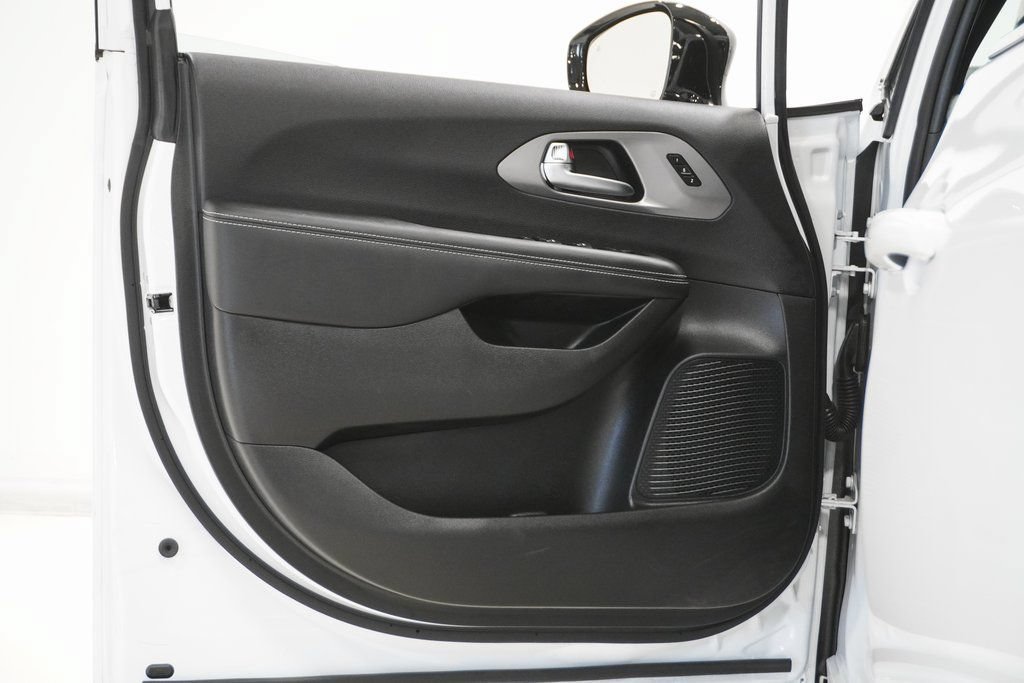 New 2026 Chrysler Pacifica Select FWD image 13