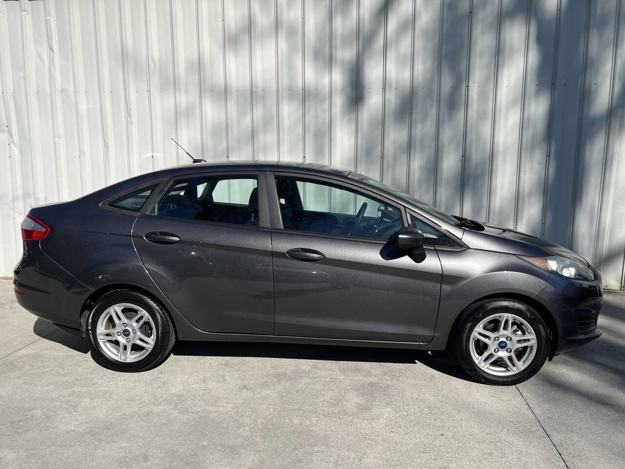Used 2018 Ford Fiesta SE FWD image 2