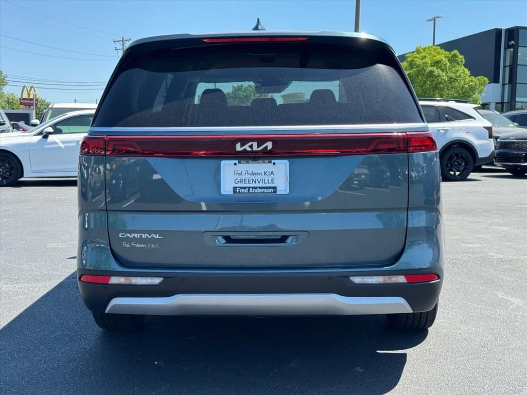 Used 2024 Kia Carnival EX image 4