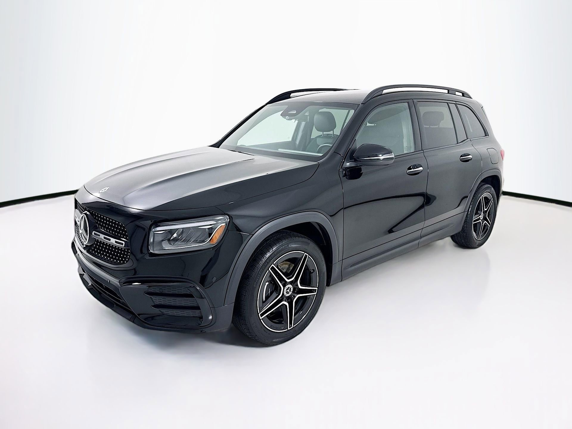 Used 2025 Mercedes-Benz GLB 250 image 3