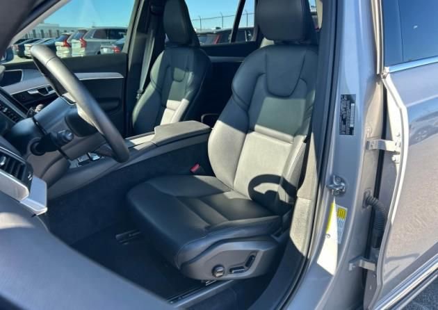 Used 2025 Volvo XC90 B5 Core image 4