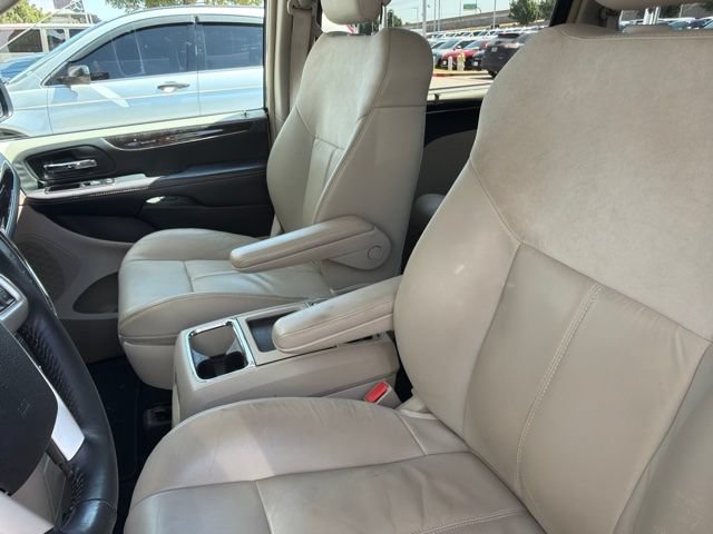 Used 2014 Chrysler Town & Country Limited w/ Luxury Group FWD image 5