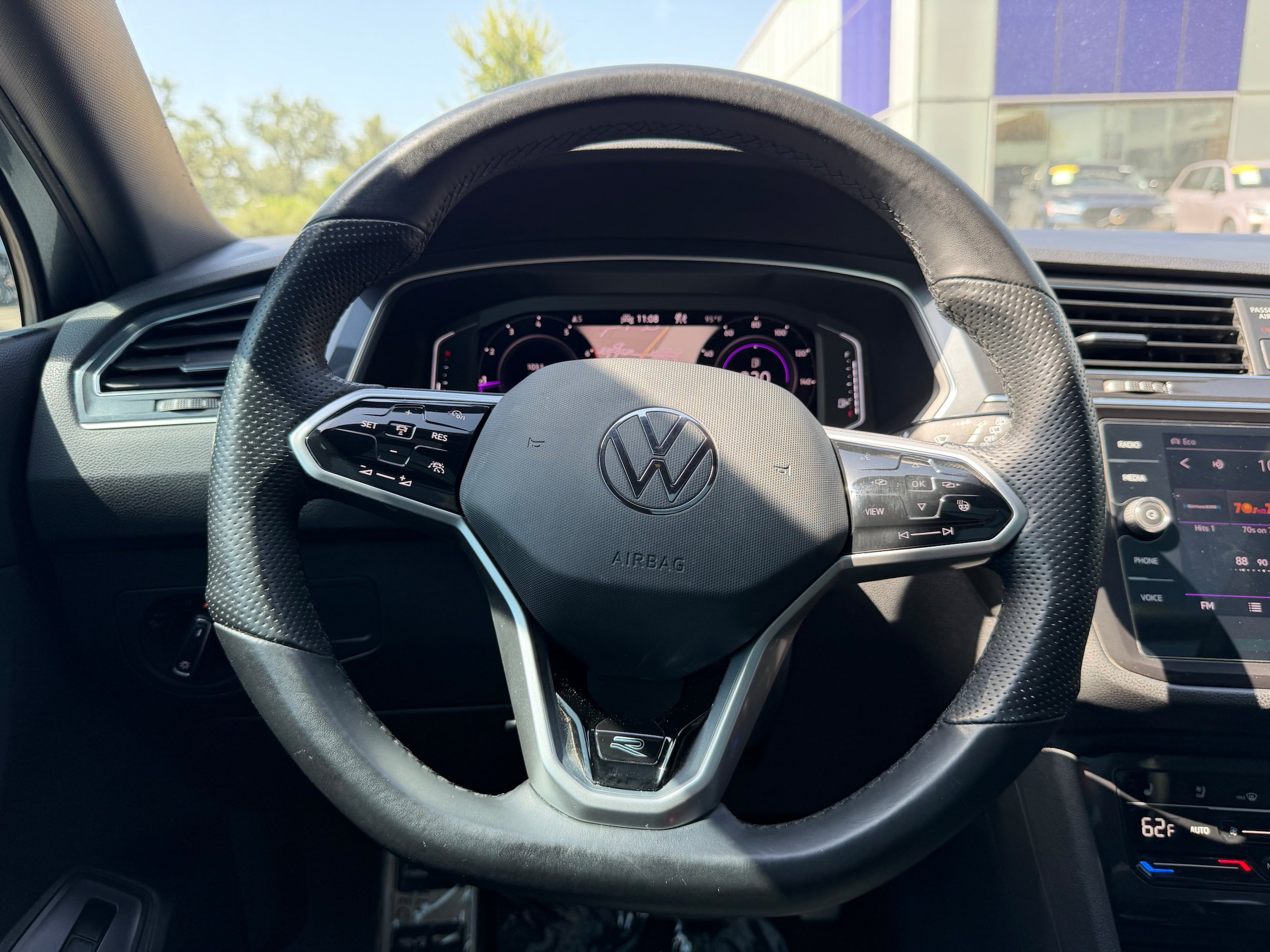 Used 2022 Volkswagen Tiguan SEL R-Line AWD/4WD image 17