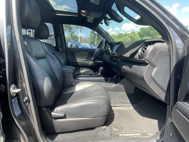 Used 2020 Toyota Tacoma TRD Sport w/ TRD Premium Sport Package AWD/4WD image 30