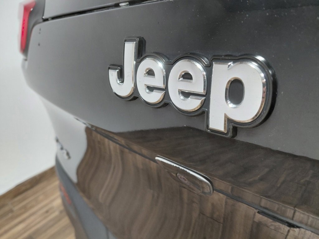 Used 2018 Jeep Cherokee Latitude Plus w/ Cold Weather Group image 19