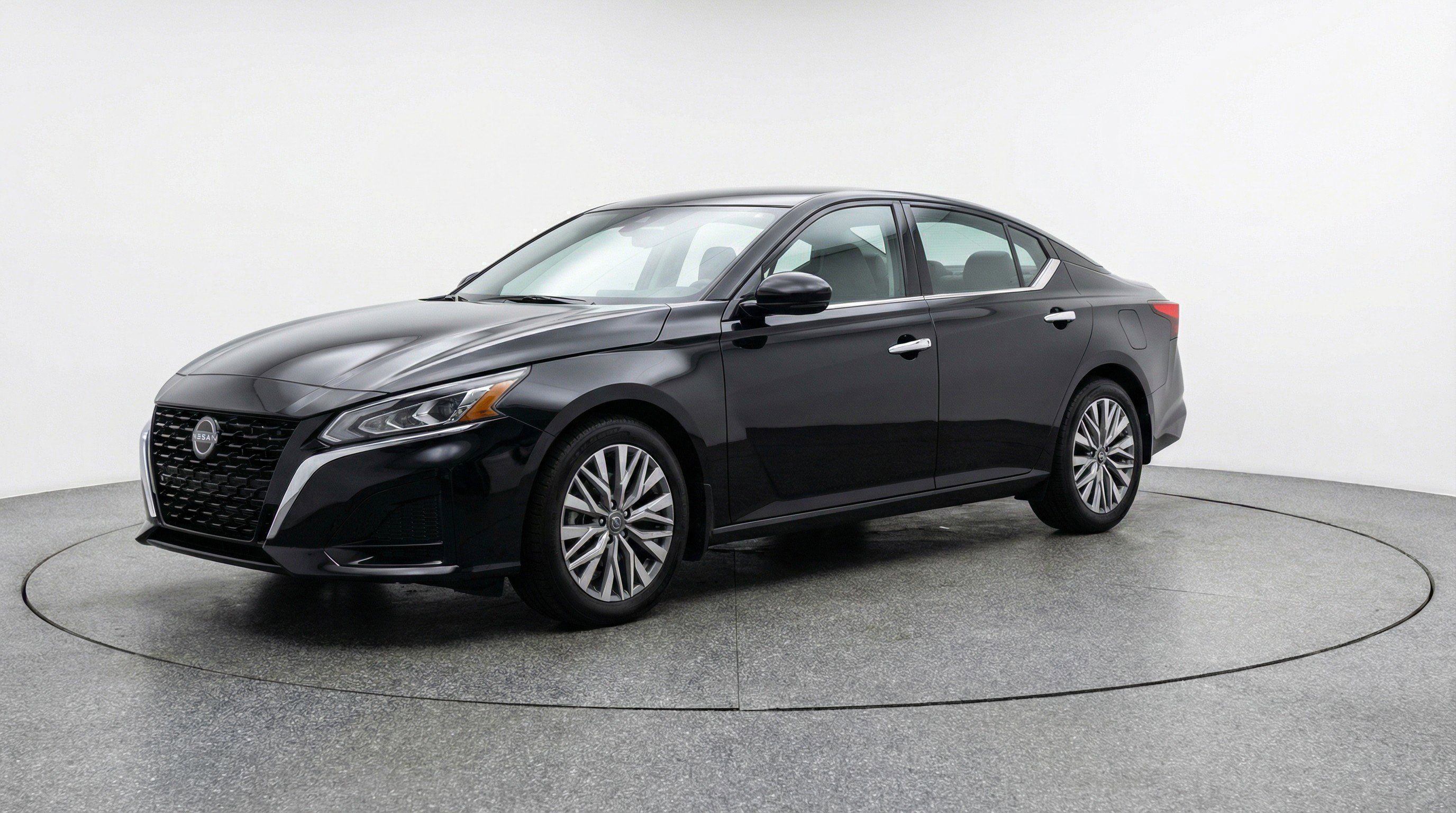 Used 2025 Nissan Altima 2.5 SV image 3