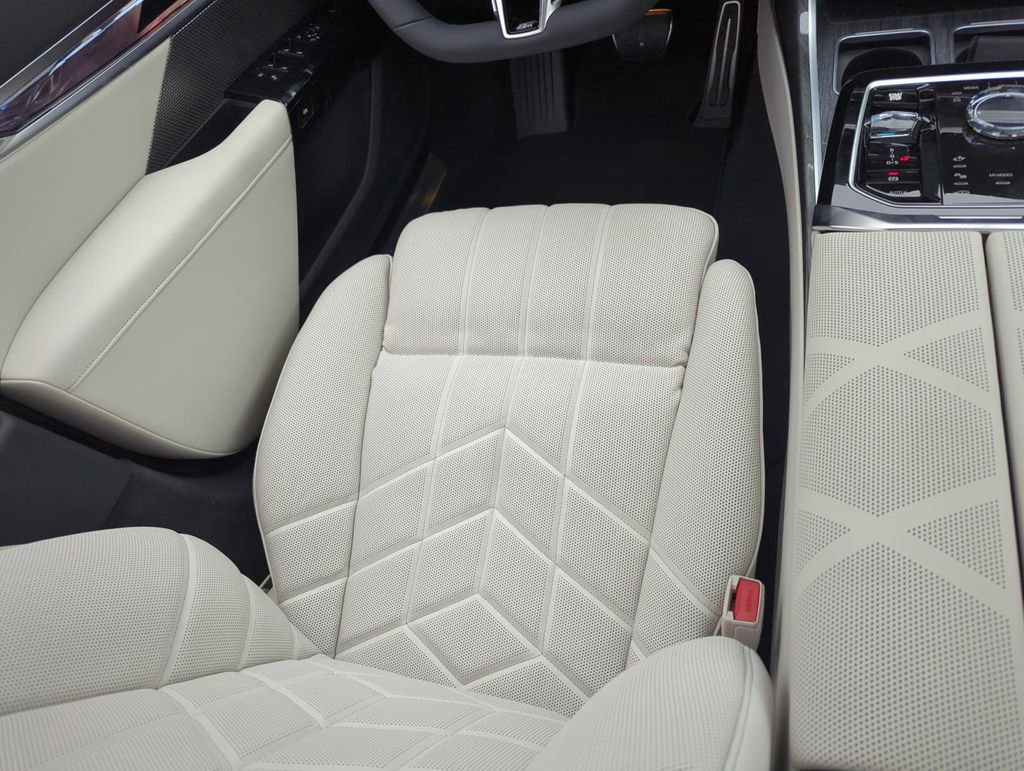 New 2025 BMW 760i xDrive w/ Executive Package image 27