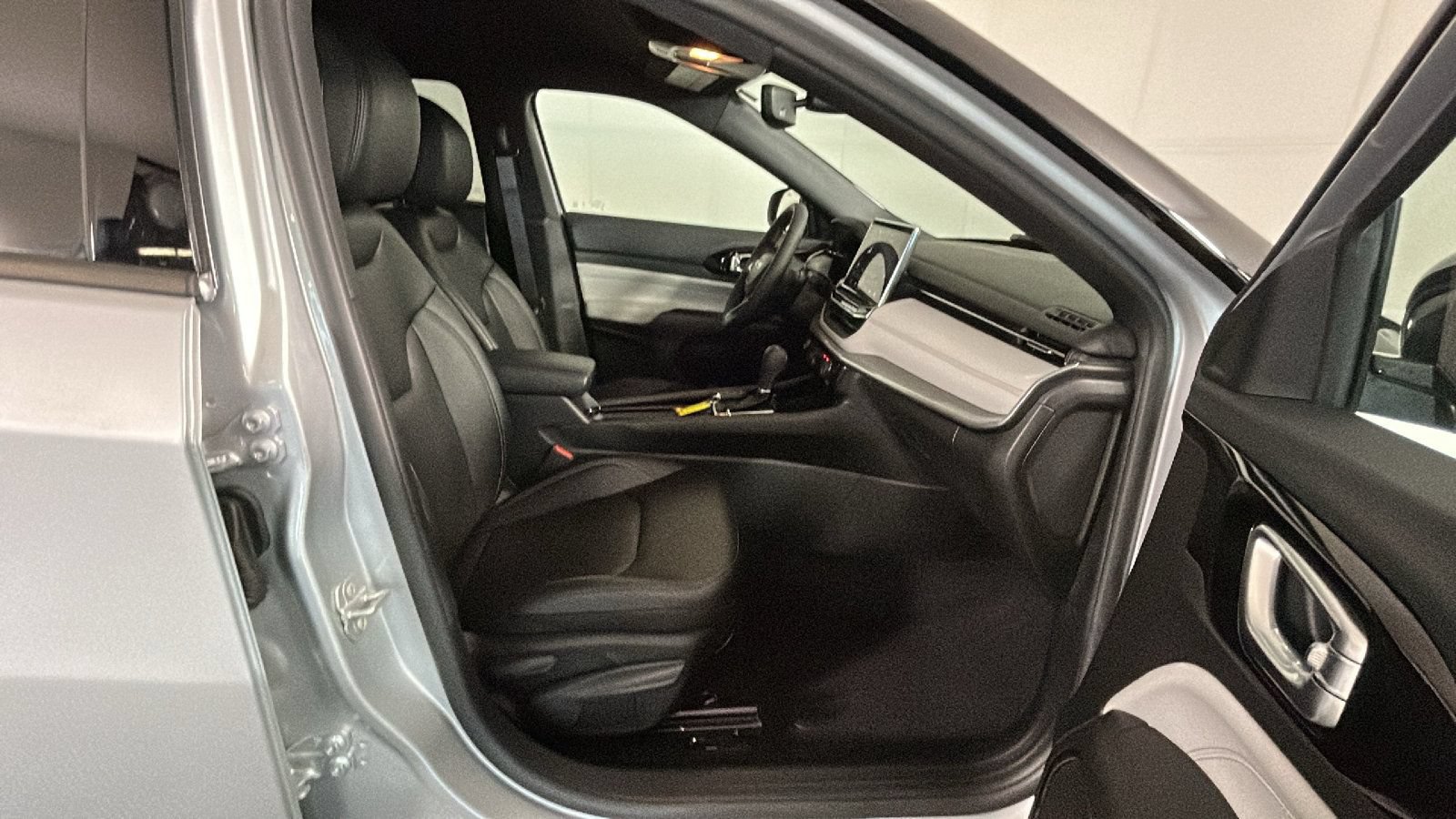 Used 2025 Jeep Compass Limited AWD/4WD image 33