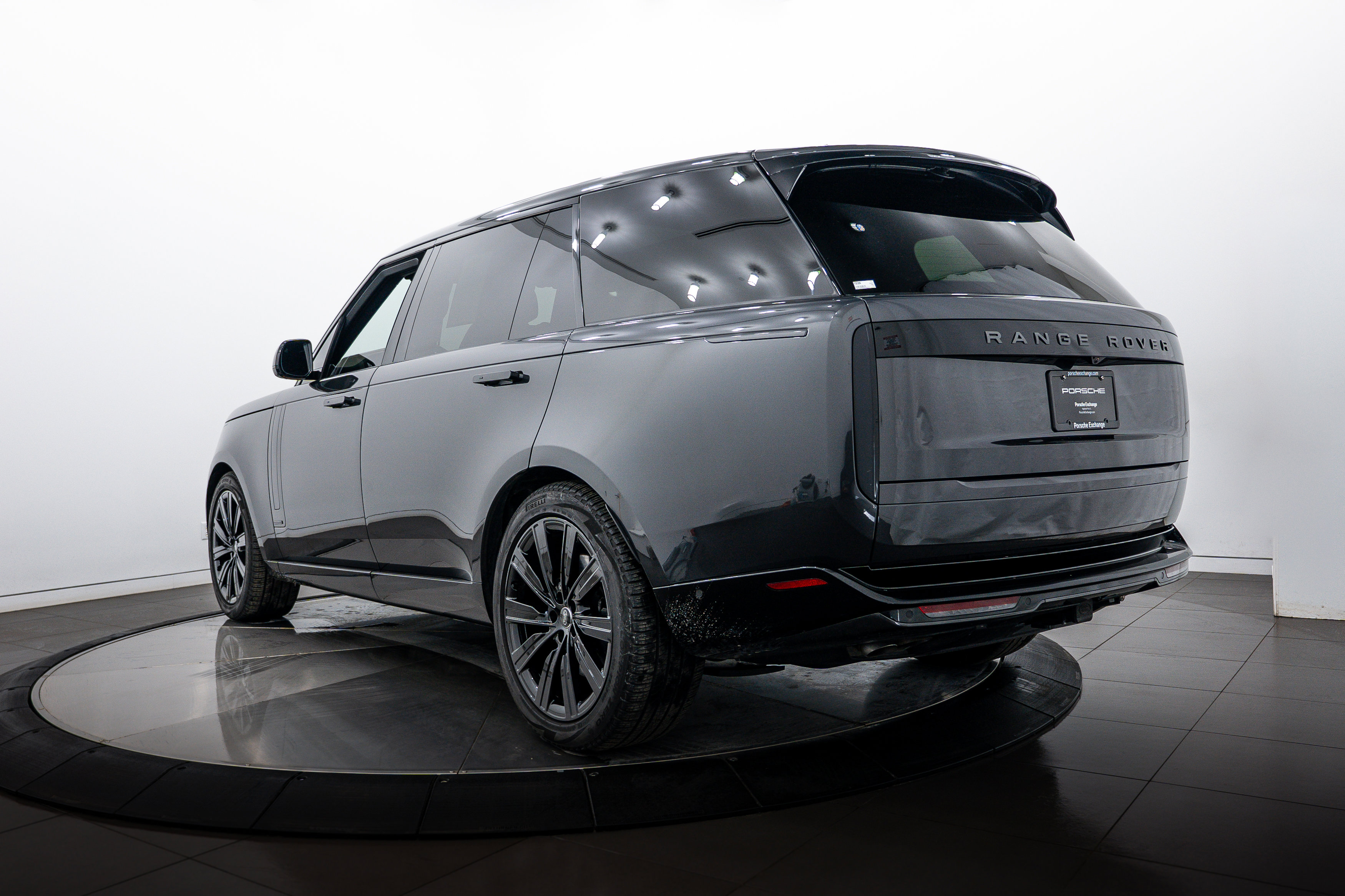 Used 2024 Land Rover Range Rover Long Wheelbase Autobiography image 3
