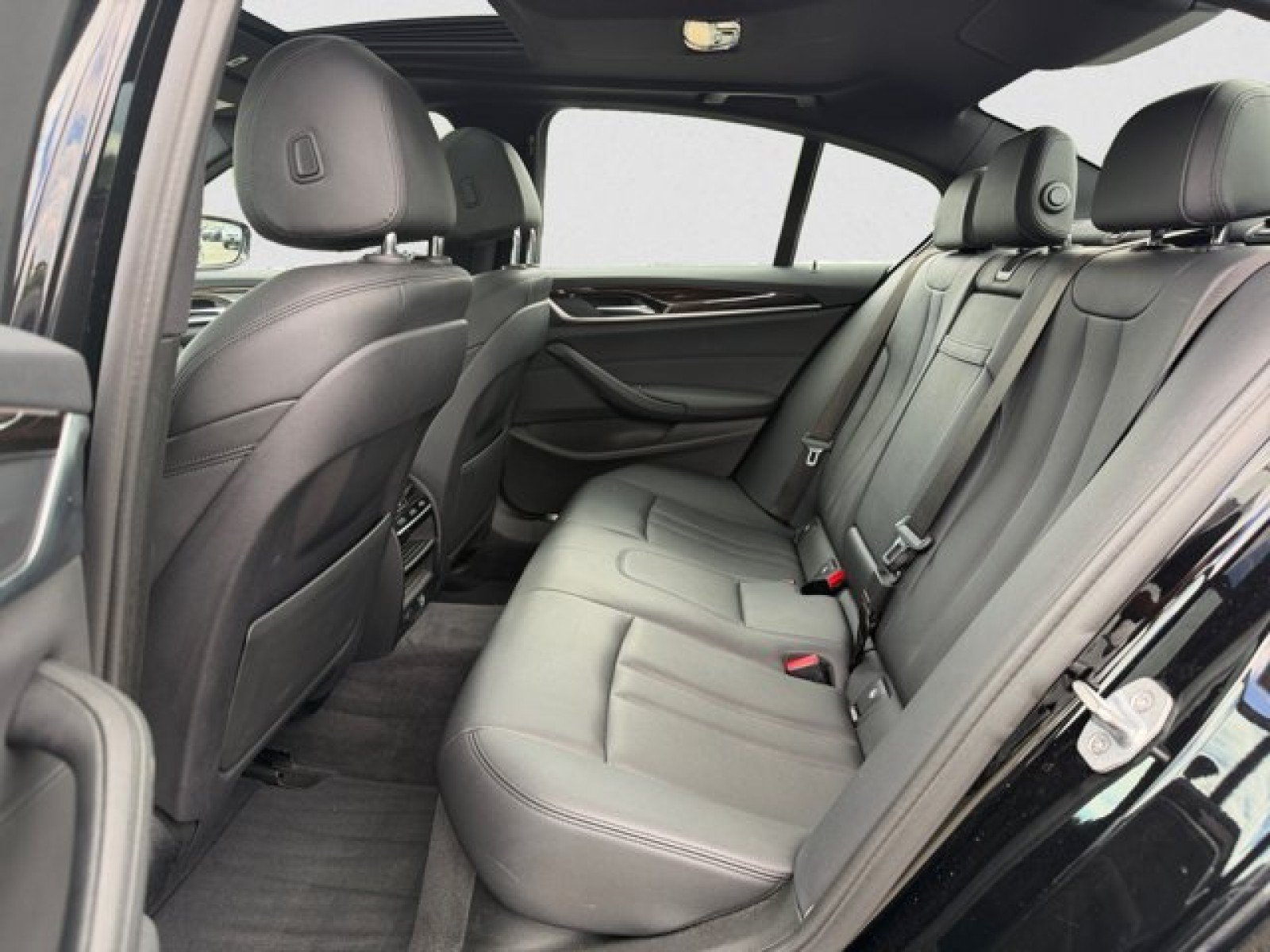 Used 2019 BMW 530e xDrive AWD/4WD image 18