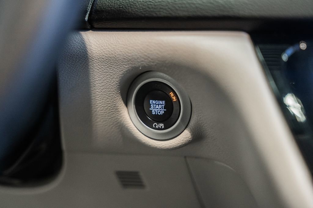 Used 2024 Chrysler Pacifica Touring-L image 29