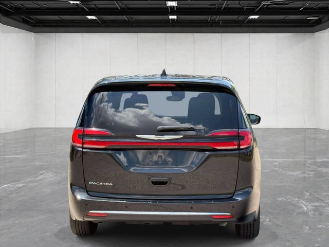 Used 2023 Chrysler Pacifica Touring-L FWD image 4