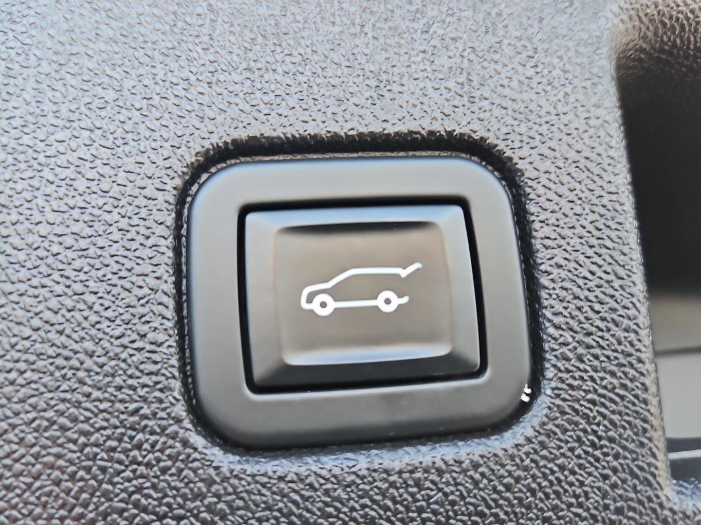Used 2020 Chevrolet Equinox Premier w/ Premier Redline Edition FWD image 26