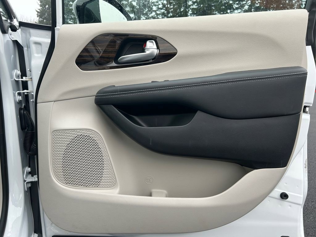 Used 2024 Chrysler Pacifica Limited image 25