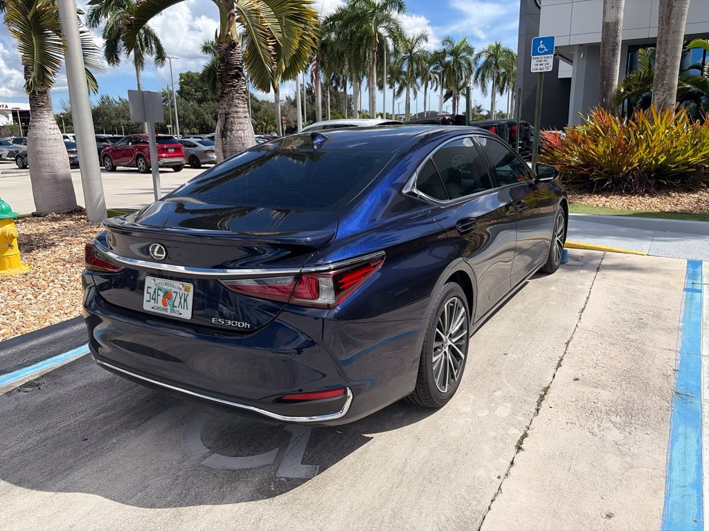 Used 2025 Lexus ES 300h w/ Premium Package FWD image 5
