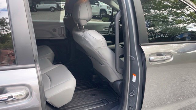 Used 2026 Toyota Sienna XLE FWD image 12