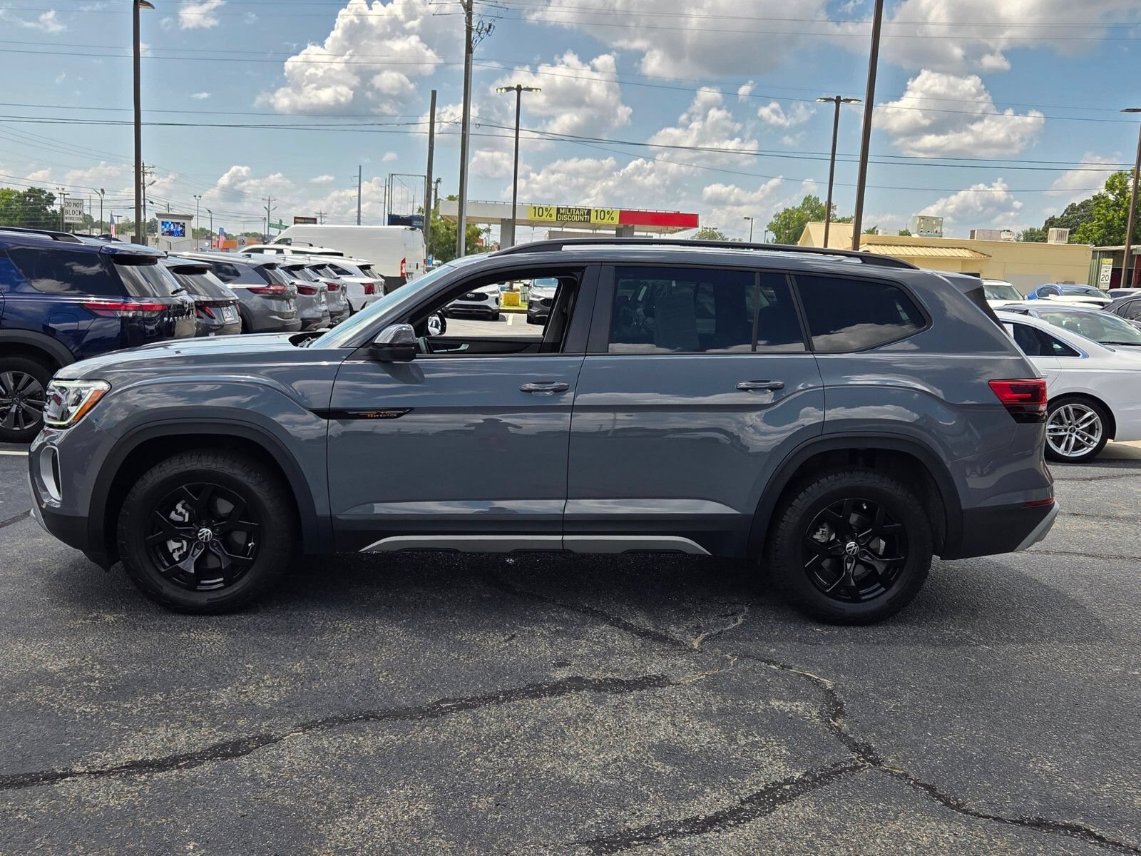 Used 2025 Volkswagen Atlas Peak Edition SE AWD/4WD image 4