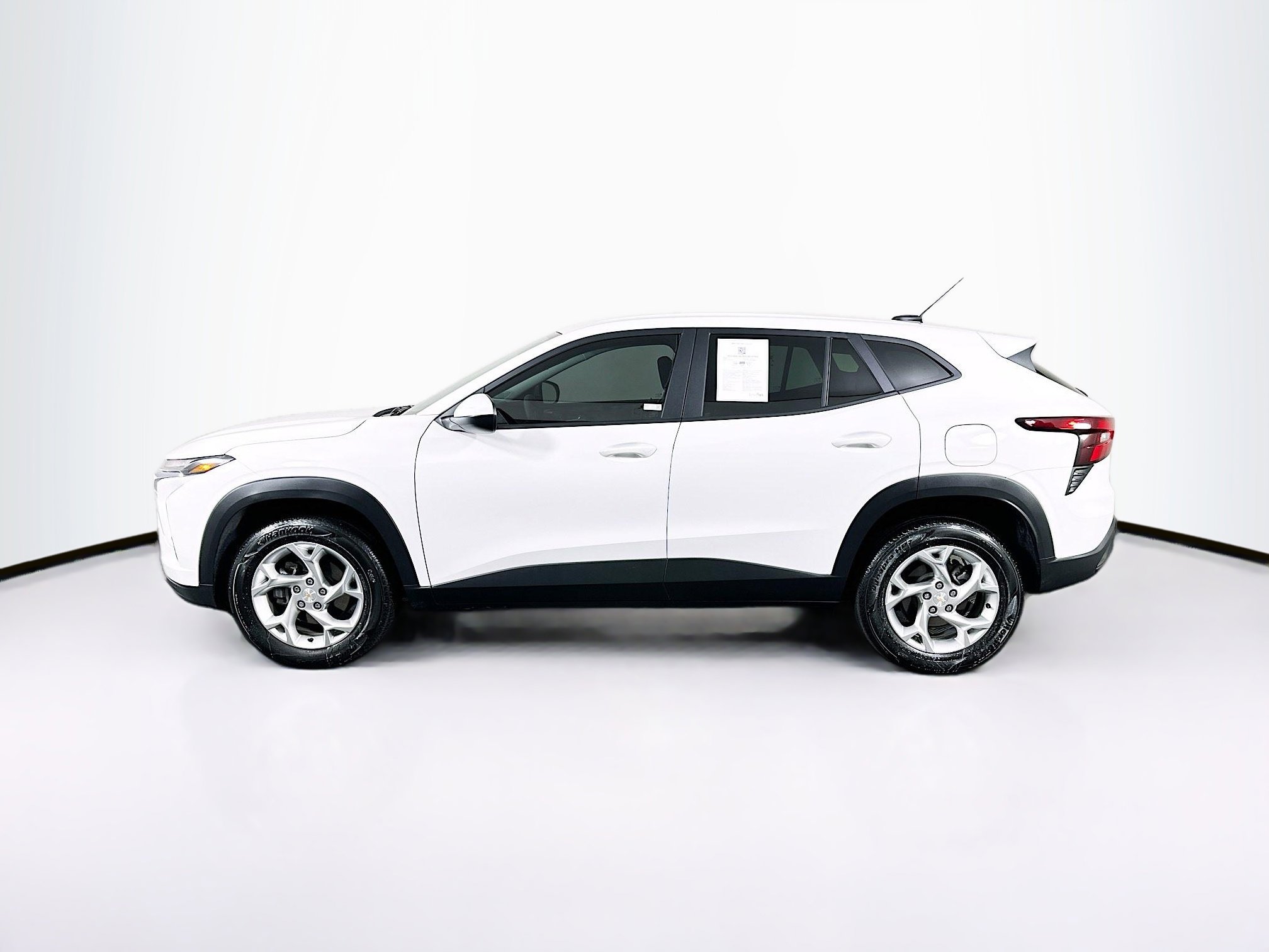 Used 2025 Chevrolet Trax LS w/ LS Convenience Package image 4