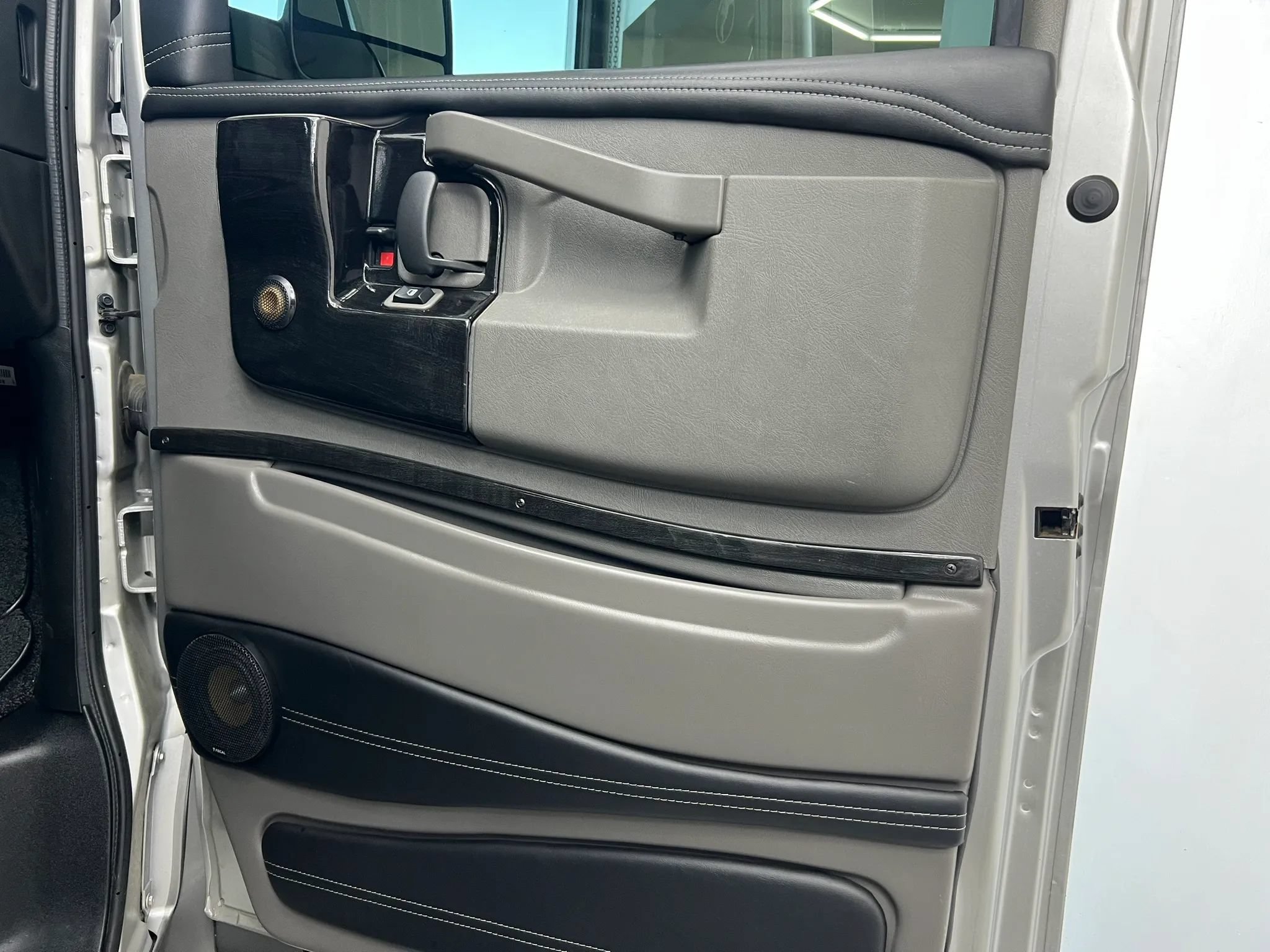 Used 2021 Chevrolet Express 3500 LS w/ Chrome Appearance Package RWD image 27