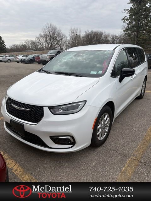 Used 2025 Chrysler Pacifica Select