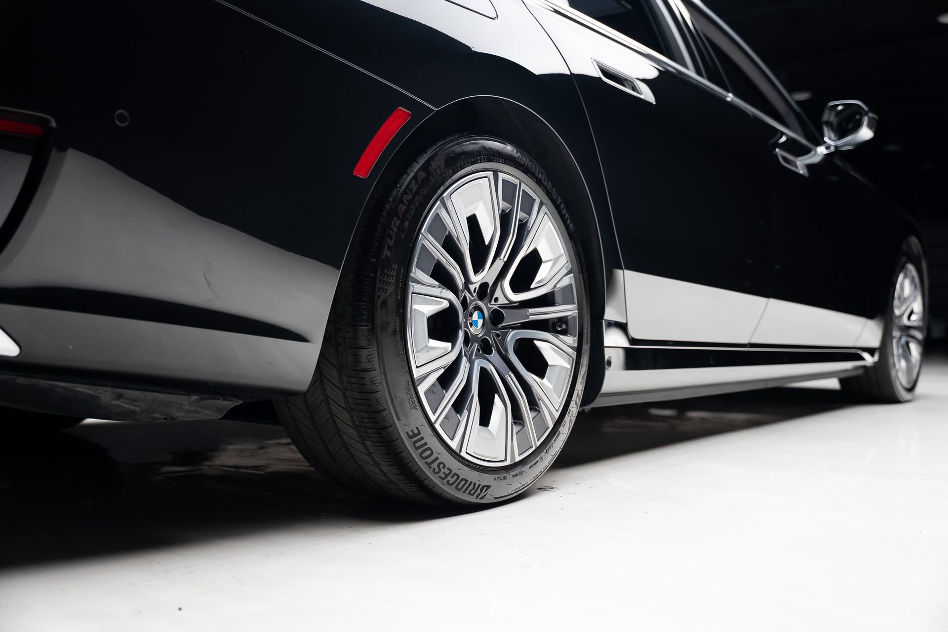 Used 2024 BMW i7 xDrive60 w/ Executive Package image 80