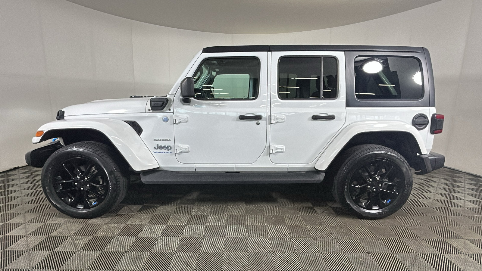 Used 2023 Jeep Wrangler Unlimited Sahara w/ Cold Weather Group AWD/4WD image 7