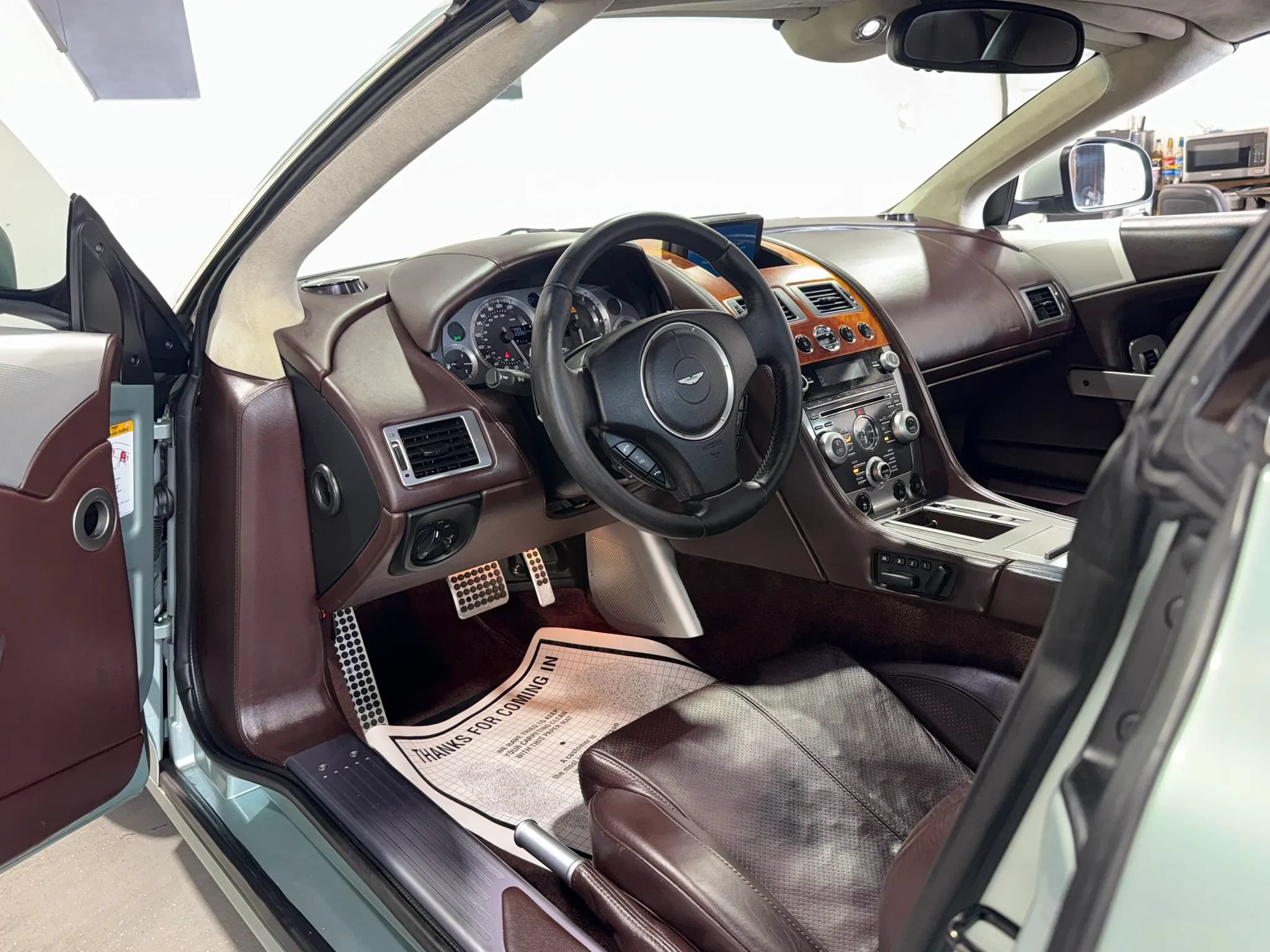 Used 2010 Aston Martin DB9 Volante RWD image 22