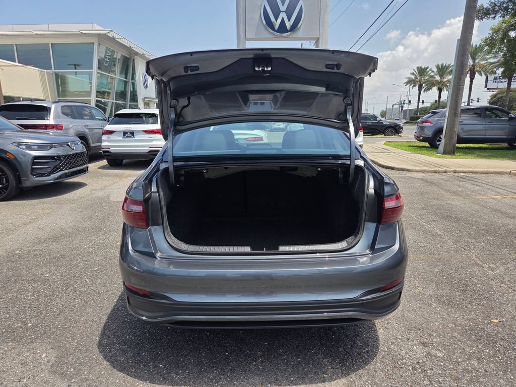 Used 2025 Volkswagen Jetta SE FWD image 25