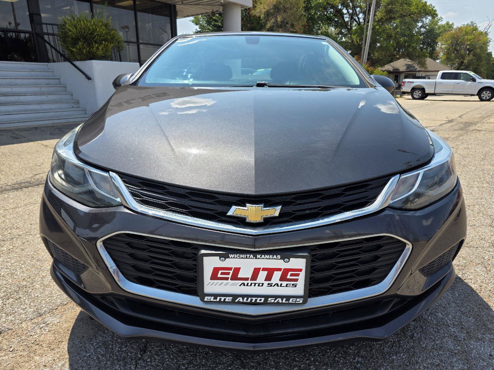 Used 2017 Chevrolet Cruze LT w/ Convenience Package FWD image 2