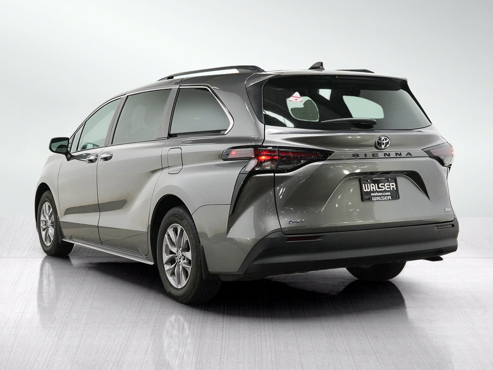 Used 2026 Toyota Sienna XLE FWD image 3