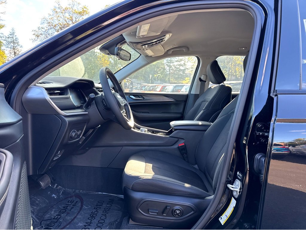 Used 2023 Jeep Grand Cherokee Laredo image 11