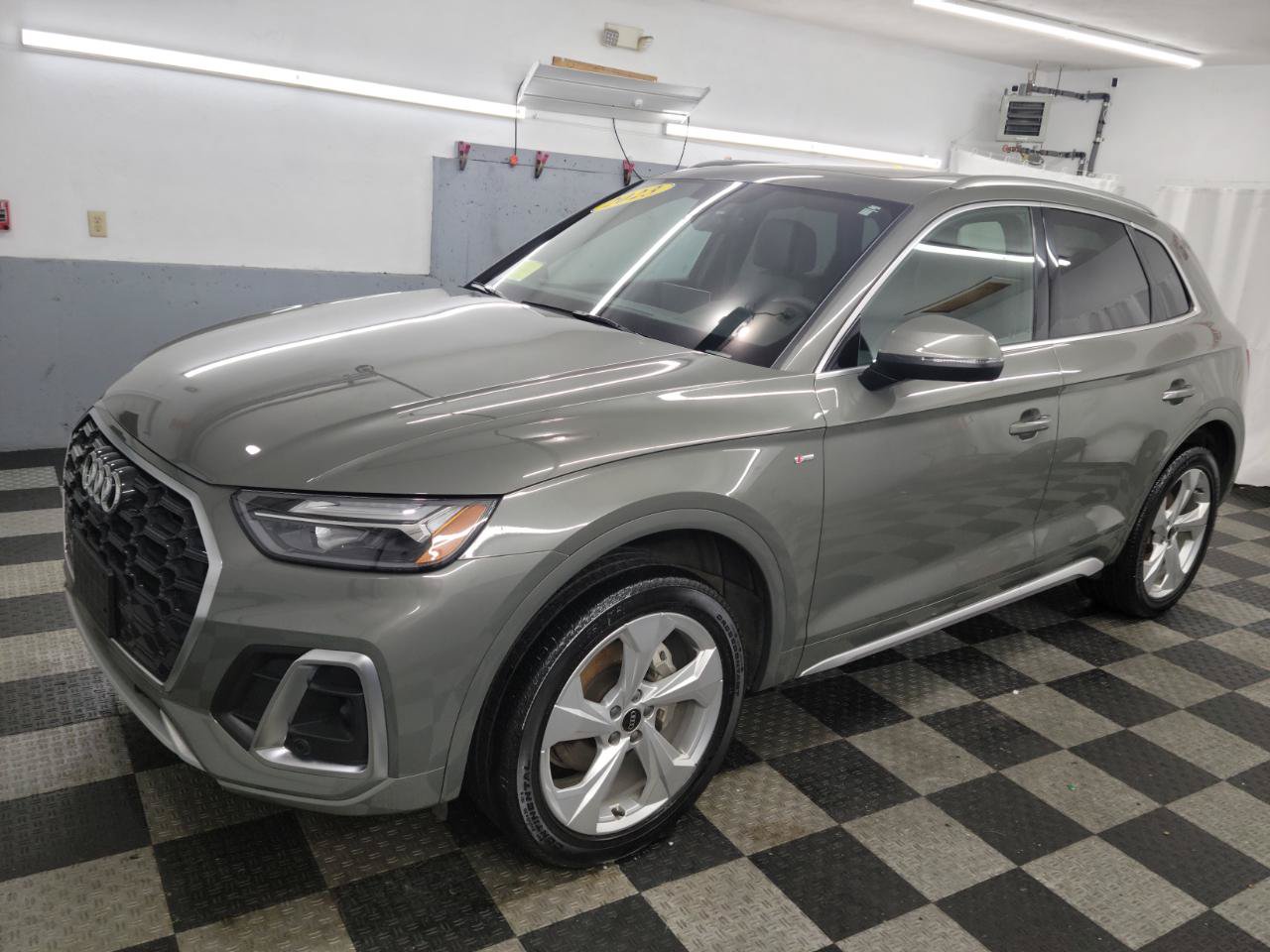 Used 2023 Audi Q5 2.0T Premium Plus w/ Premium Plus Package AWD/4WD image 2