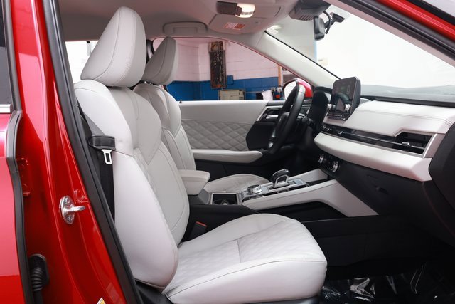 Used 2024 Mitsubishi Outlander SEL image 14