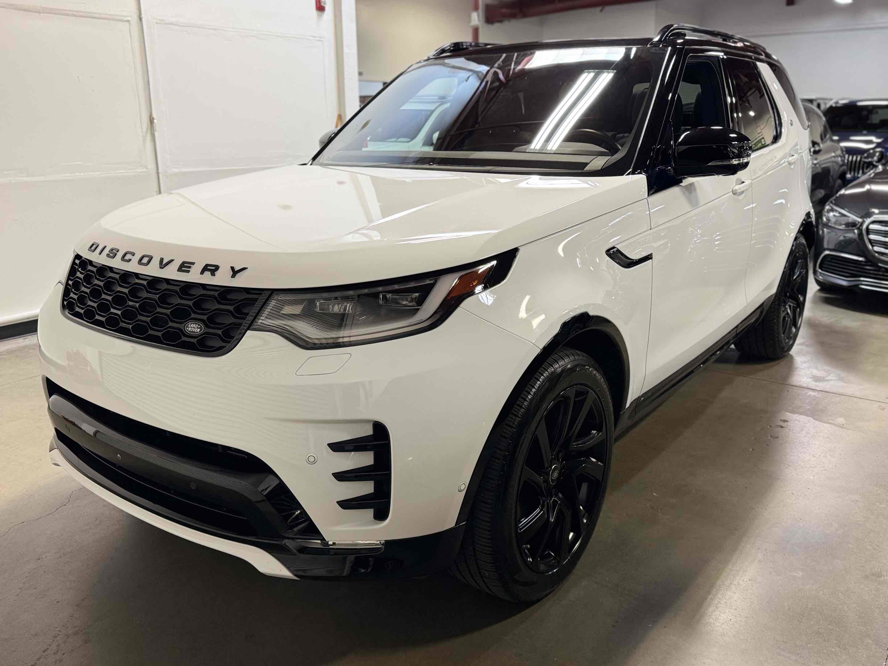 Used 2021 Land Rover Discovery S R-Dynamic image 57