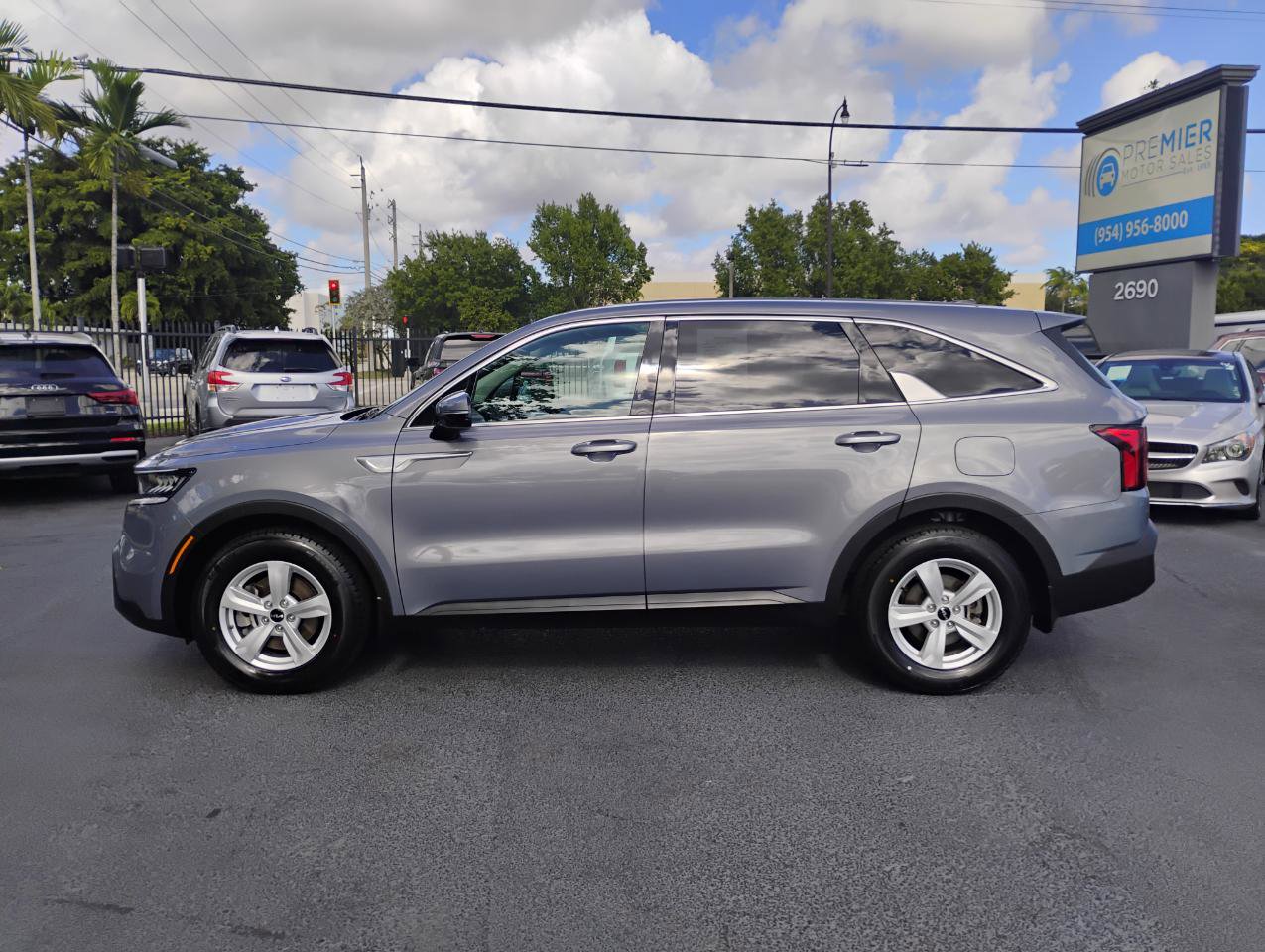 Used 2023 Kia Sorento LX FWD image 2