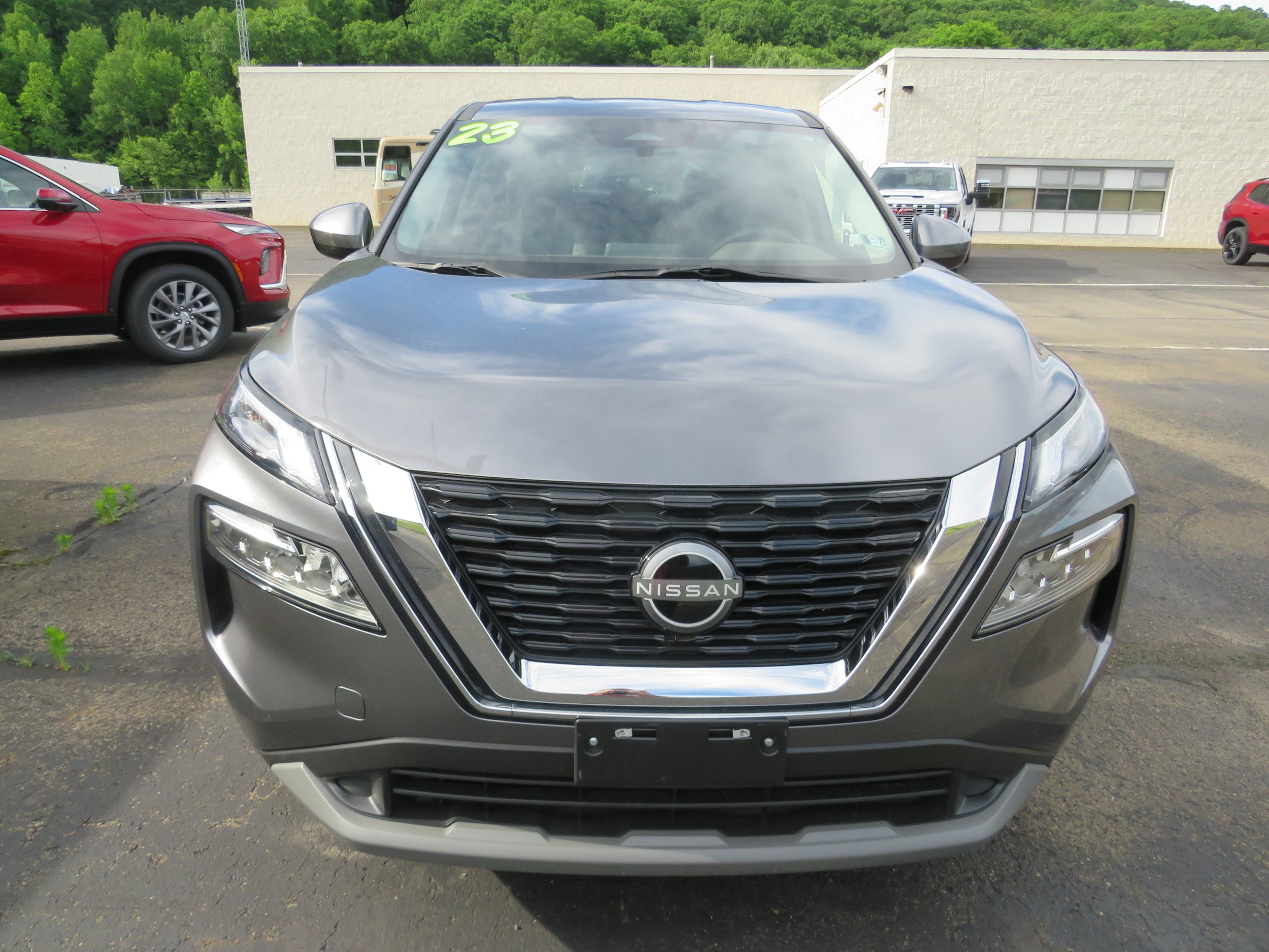 Used 2023 Nissan Rogue SV AWD/4WD image 2
