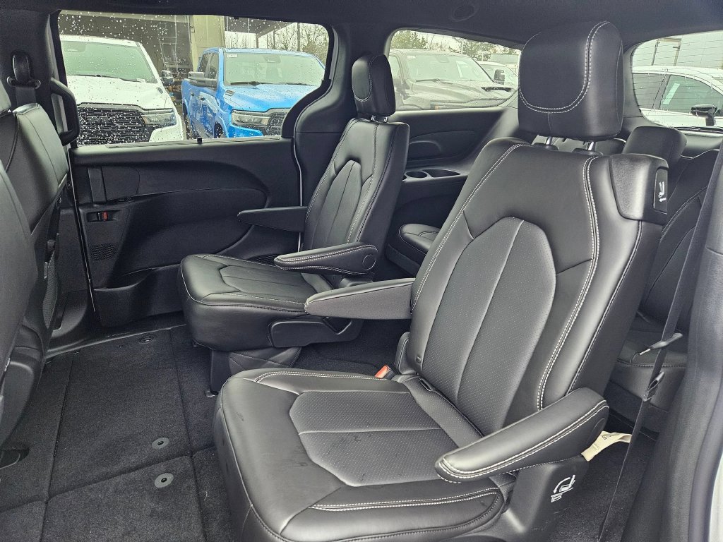 New 2026 Chrysler Pacifica Select AWD/4WD image 14