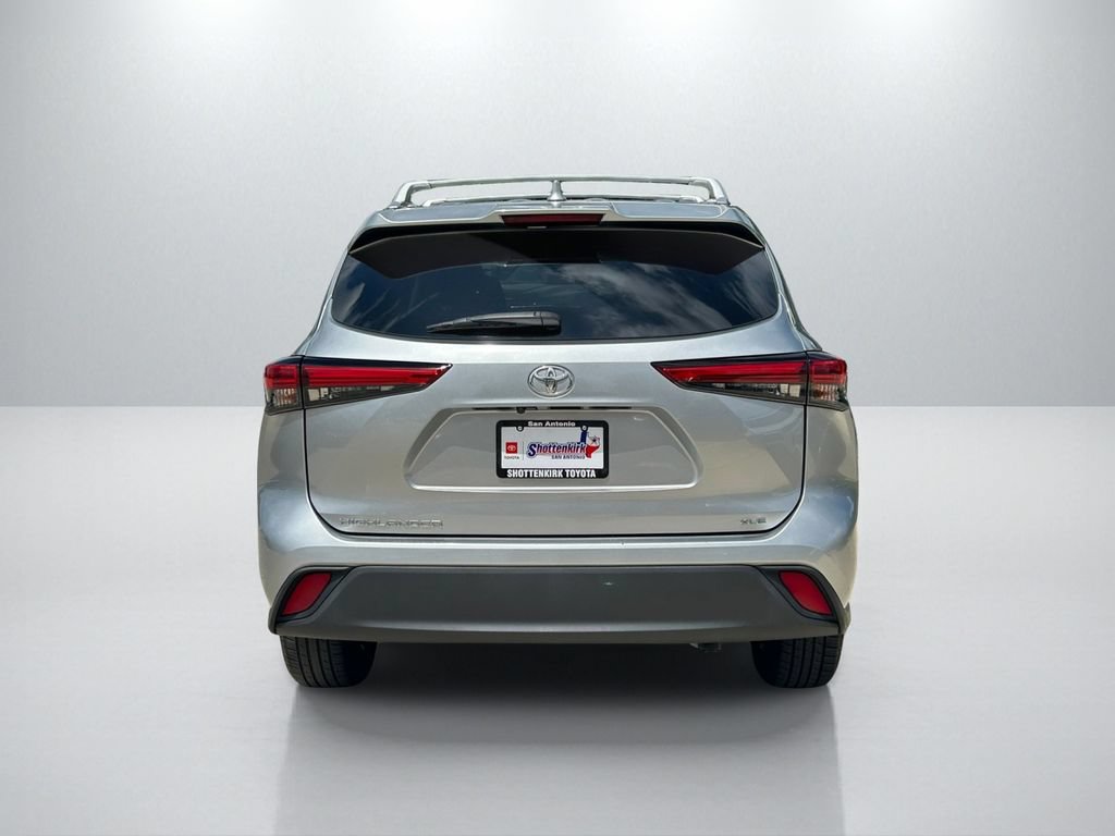Used 2021 Toyota Highlander XLE FWD image 6
