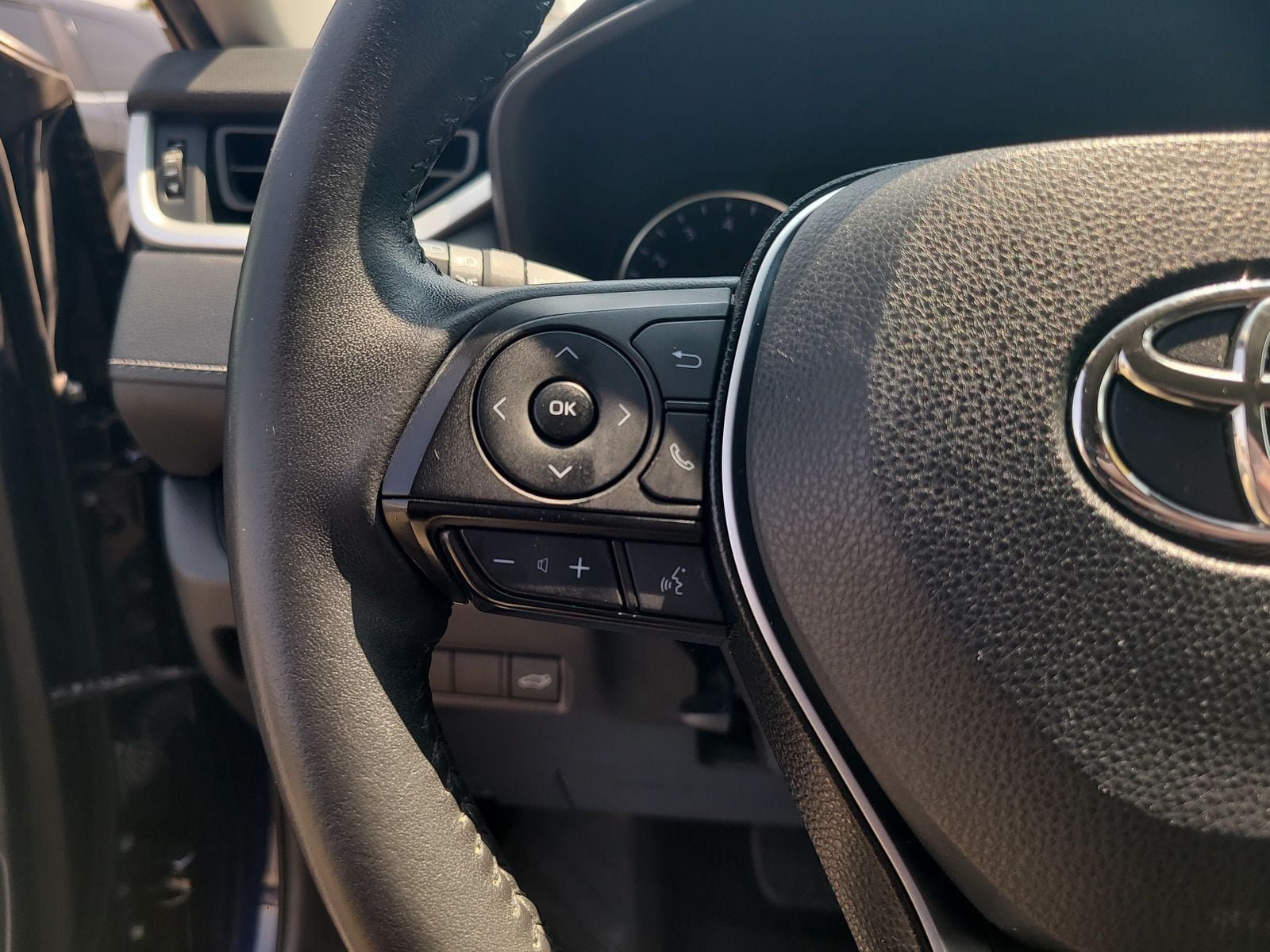 Used 2021 Toyota RAV4 XLE Premium FWD image 14