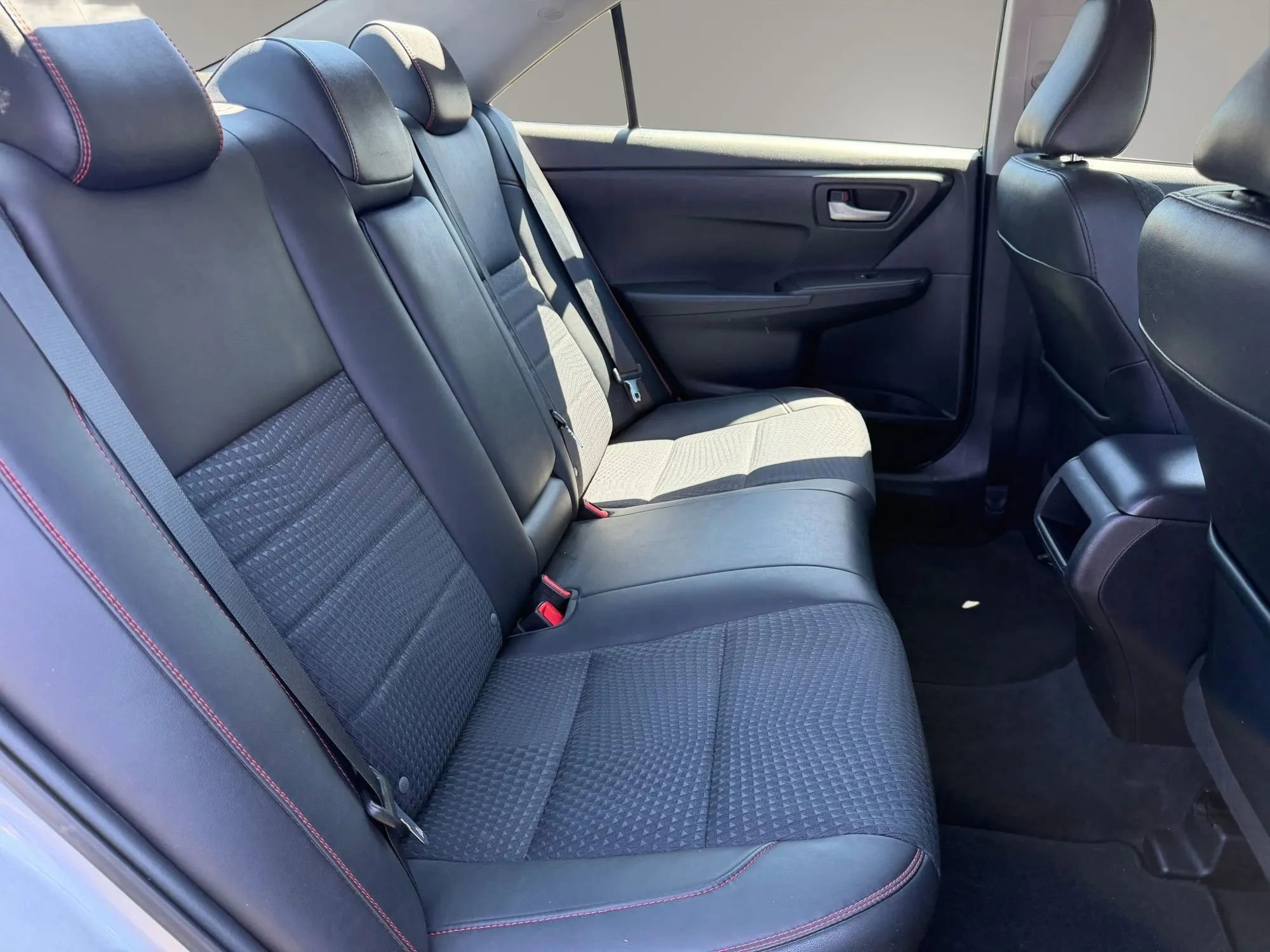 Used 2015 Toyota Camry SE FWD image 37