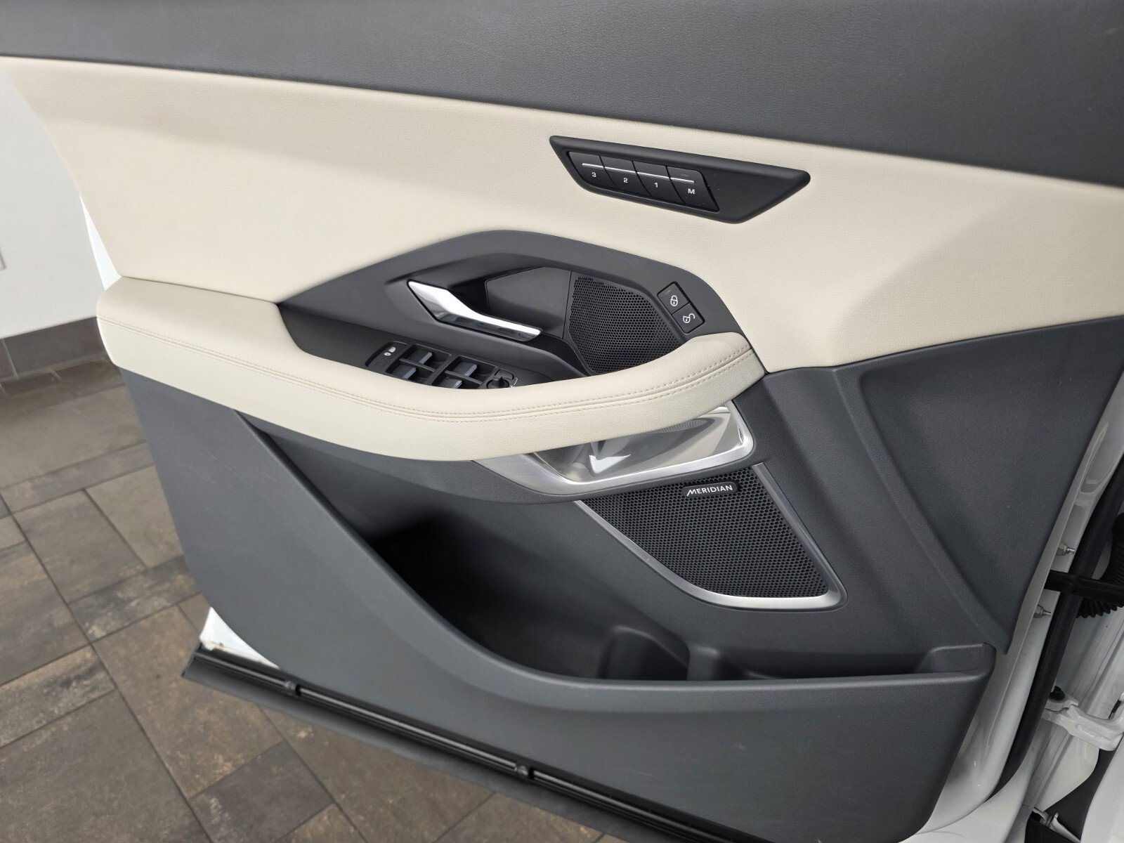 Used 2020 Jaguar E-PACE SE image 17