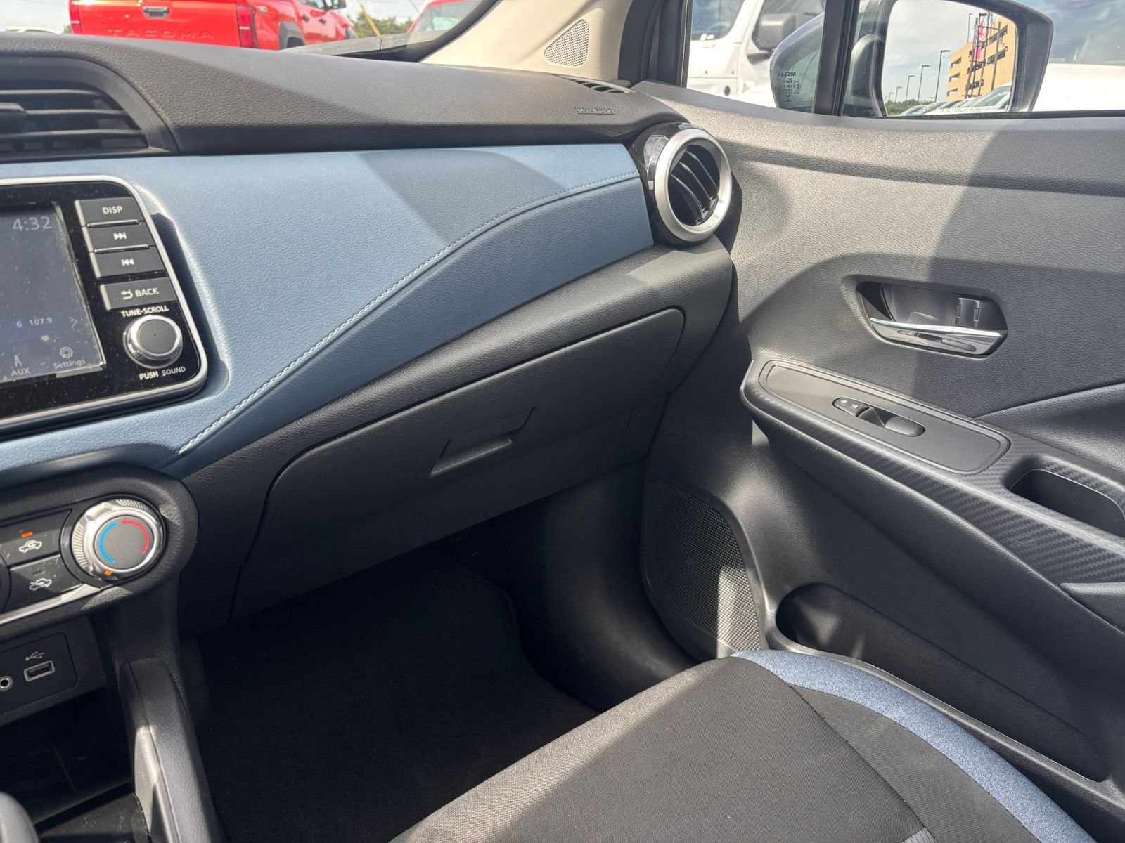 Used 2025 Nissan Versa SV FWD image 33