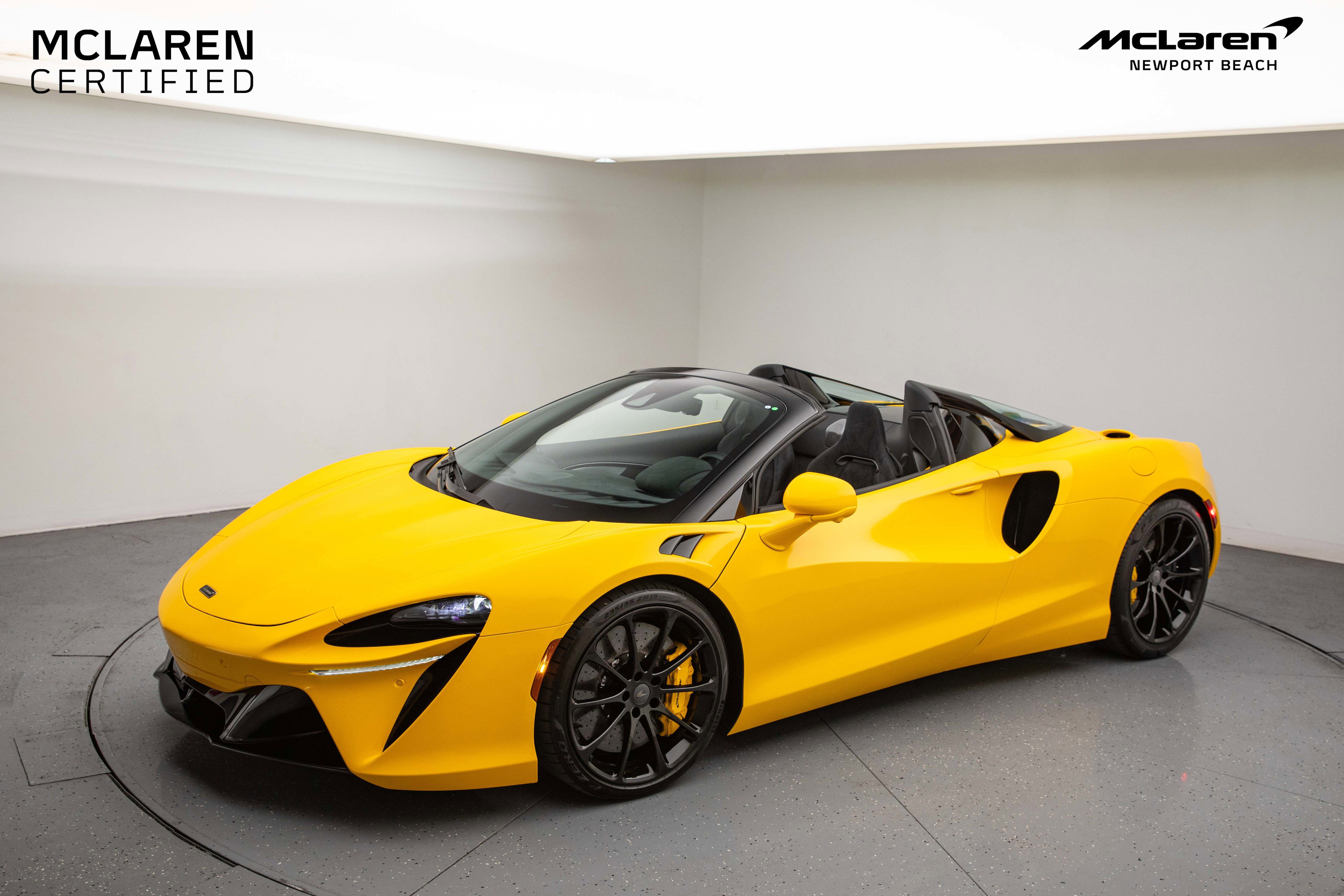 Used 2025 McLaren Artura Spider image 11