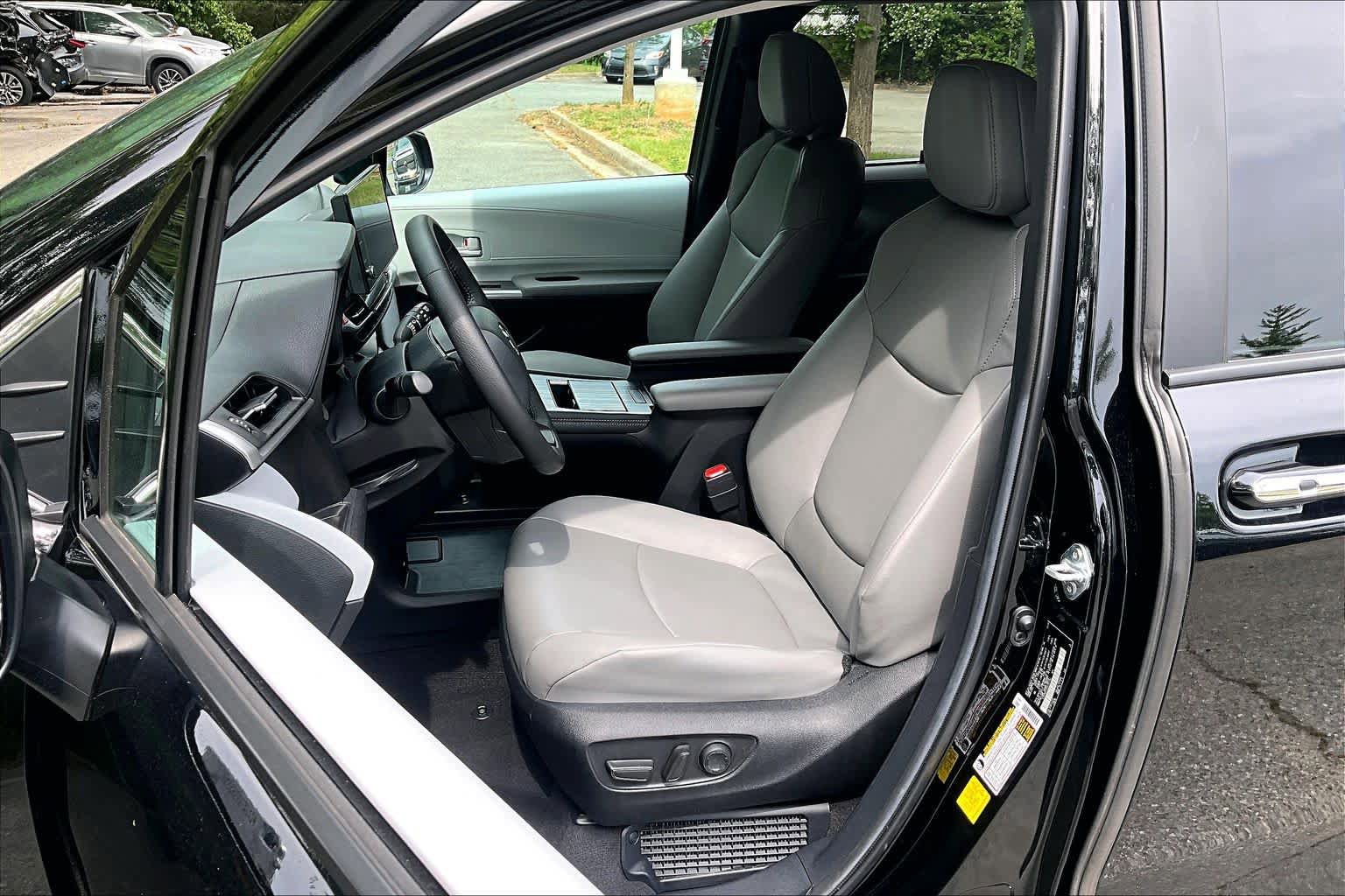 Certified 2025 Toyota Sienna XLE FWD image 8