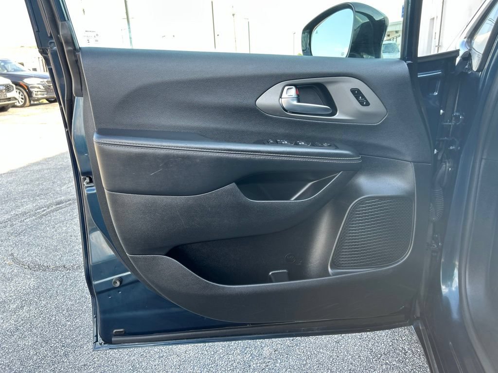 Used 2025 Chrysler Pacifica Select FWD image 33